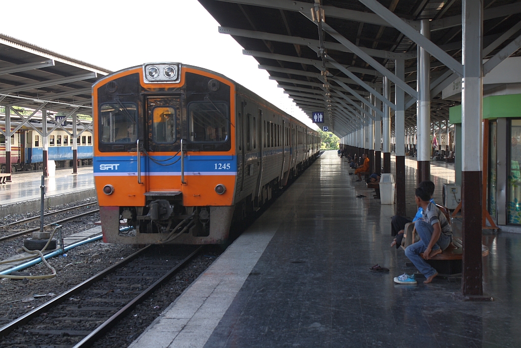 NKF 1245 am 15.Mai 2012 auf Gleis 5 im Bf. Hua Lamphong.