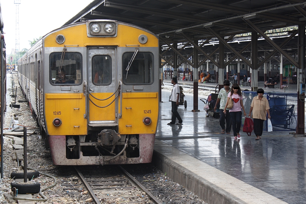NKF 1245 fährt am 11.Juni 2011 auf Gleis 7 des Bf. Hua Lamphong ein.

