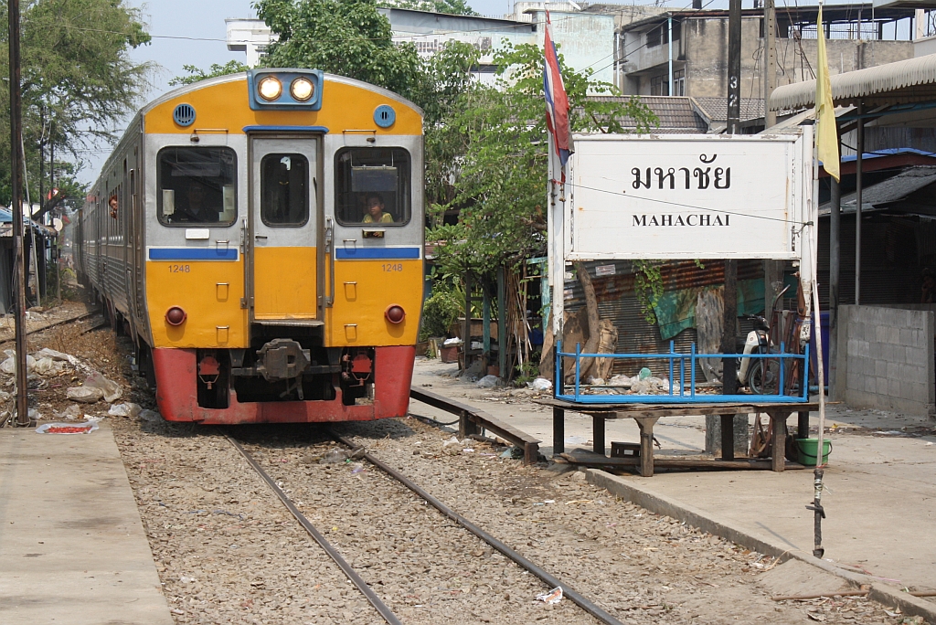 NKF 1248 bei der Einfahrt in den Bf. Mahachai am 27.März 2010.