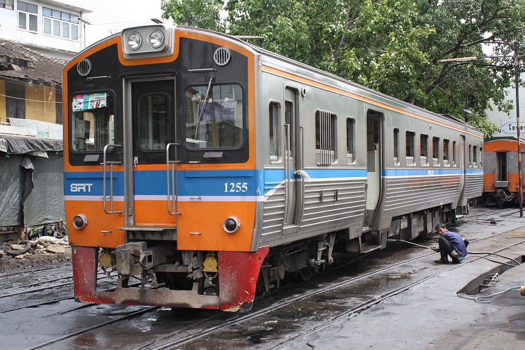 NKF 1255 erhält am 24.Juli 2012 im Depot Mahachai eine Reinigung.