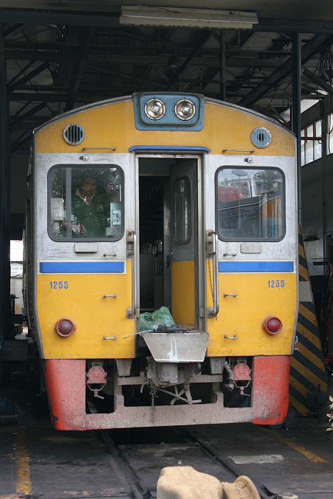 NKF 1255 ohne Drehgestelle auf den Hebeböcken im Depot Mahachai am 07.Dezember 2010.

