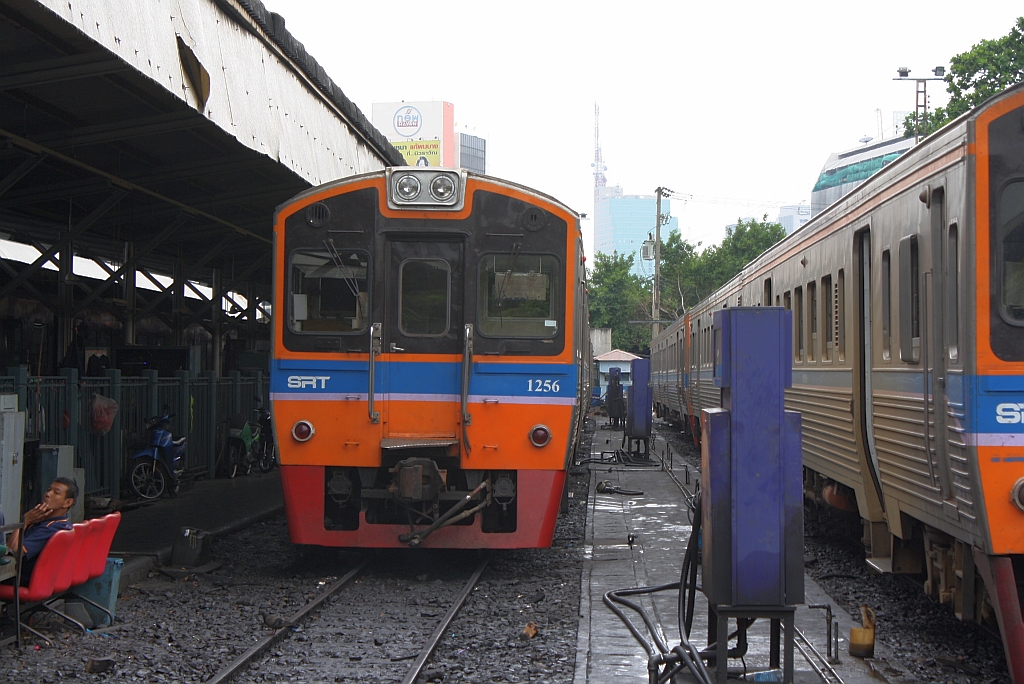 NKF 1256 am 16.Mai 2012 auf dem Schnellreparaturgleis des Depot Hua Lamphong, welches gleich neben dem gleichnamigen Bahnhof liegt.