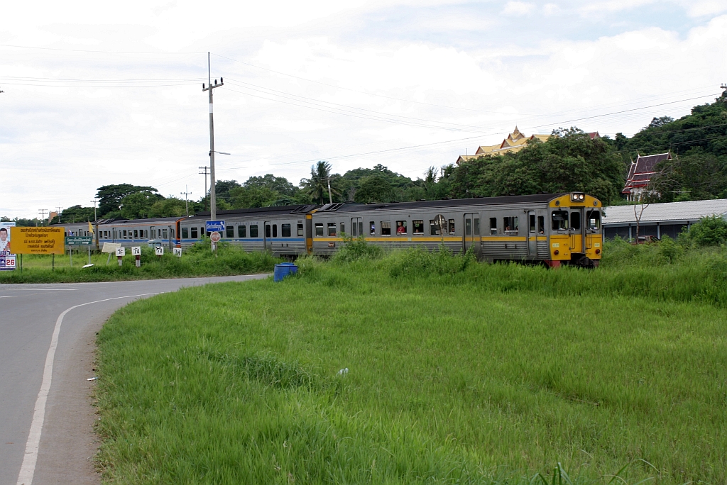 NKF 1257 an der Spitze des EXP DRC 75 von Bangkok nach Udon Thani am 12.Juni 2011 kurz nach dem Bf. Ban Dai Mah.