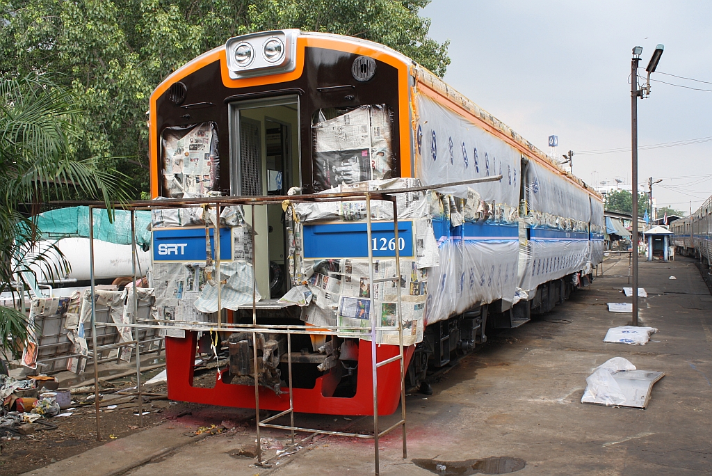 NKF 1260 (1A'2', dh, Kinki, Bauj.1985) erhält im Depot Mahachai im Zuge einer Ausbesserung auch einen Neulack. Bild vom 17.November 2012.
