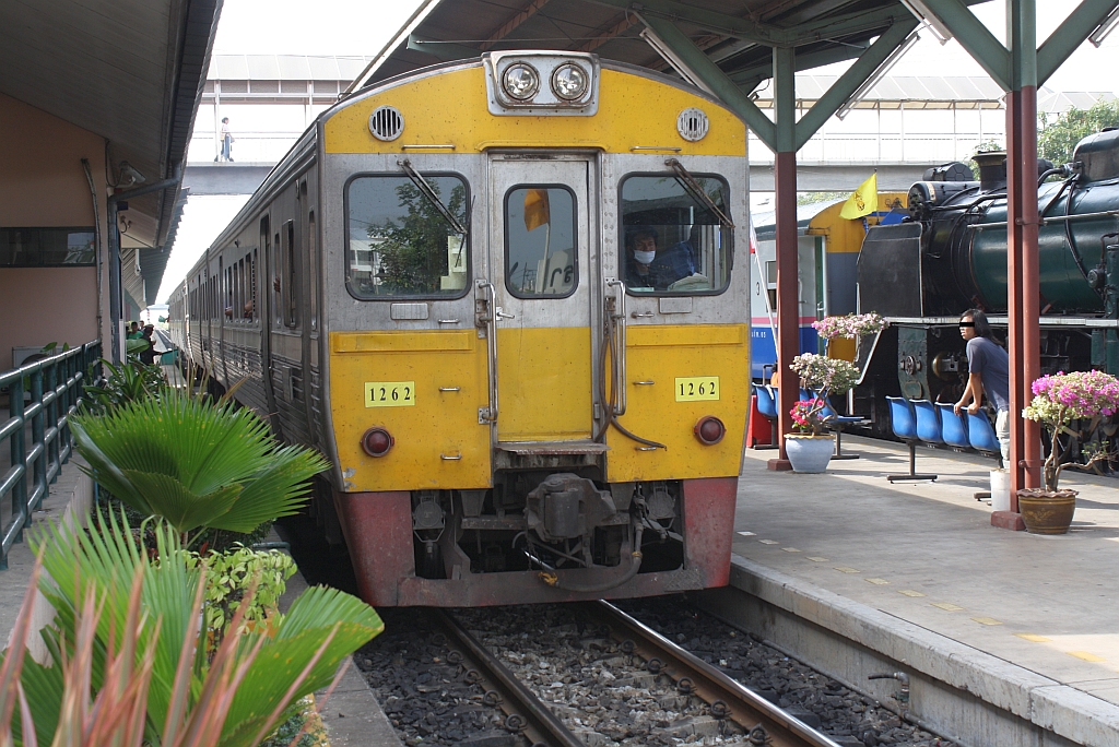 NKF 1262 als ORD 279 (Bangkok - Aranyaprathet) am 04.Dezember 2010 im Bf. Chachoengsao Junction.