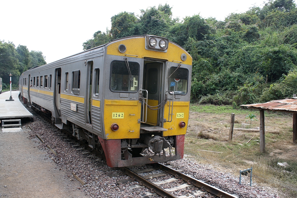 NKF 1262 am Schlu� des ORD 408 (Chiang Mai - Nakhon Sawan) kreutzt am 08.J�nner 2011 im Bf. Pha Khan den ORD 407 (Nakhon Sawan - Chiang Mai).