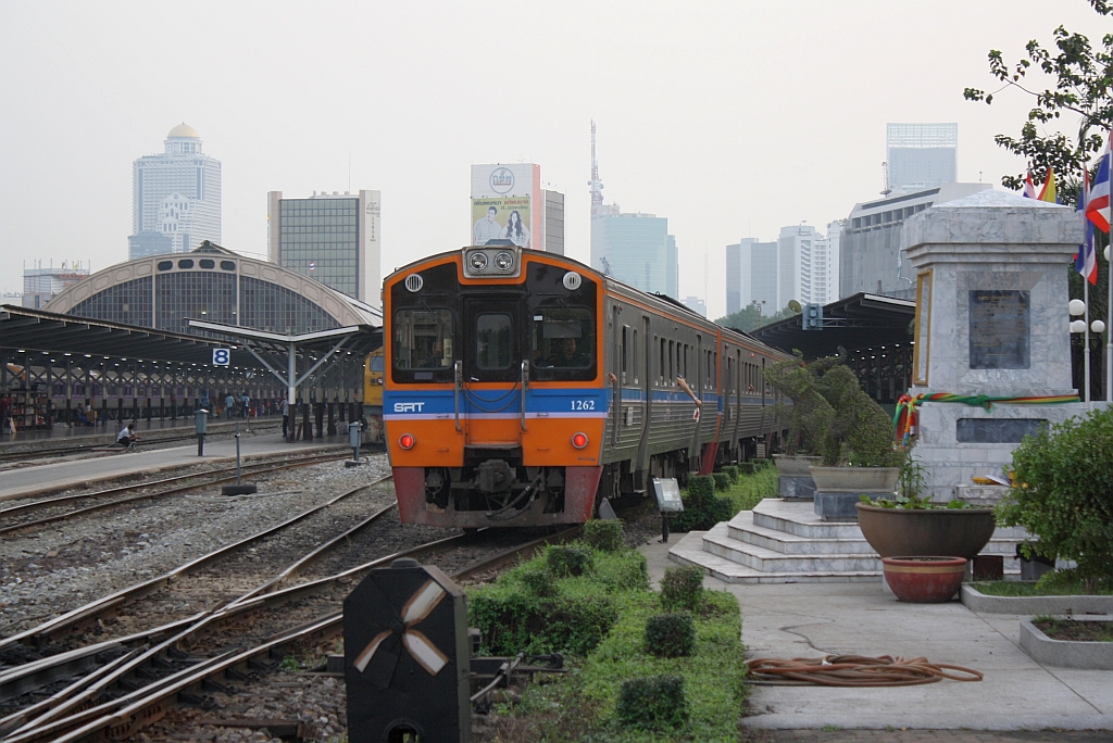 NKF 1262 fhrt am 02.November 2012 mit dem ORD 317 nach Lopburi aus dem Bf. Hua Lamphong. 

