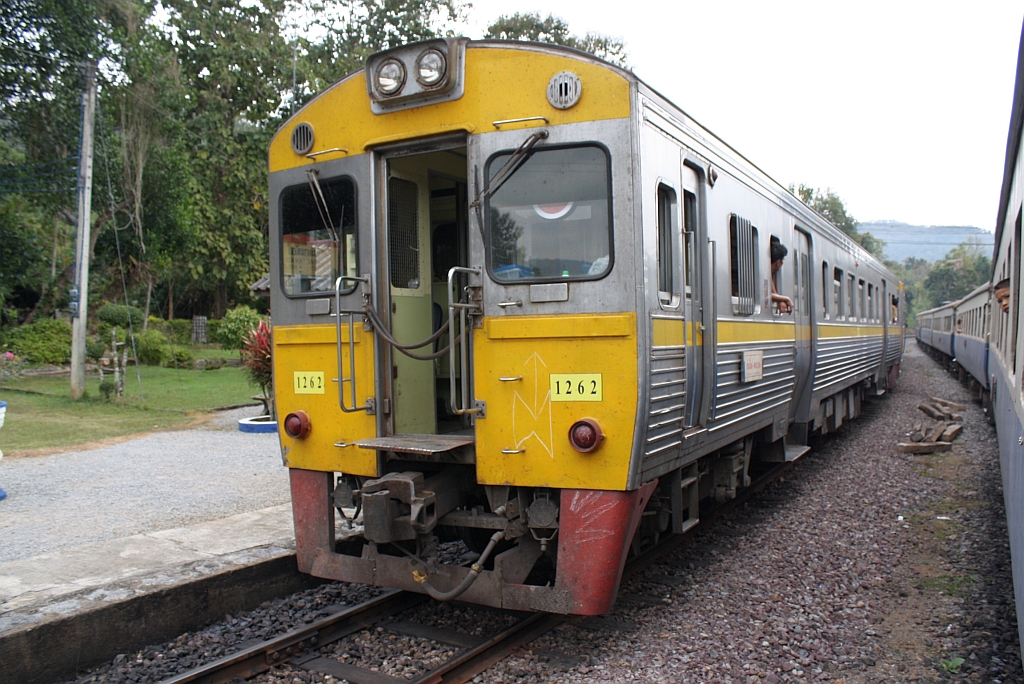 NKF 1262 (Tokyu, Fuji Heavy Industries and Nippon Sharyo, Bauj. 1985) am Schlu des ORD 408 (Chiang Mai - Nakhon Sawan) am 10.Jnner 2011 im Bf. Mae Tan Noi.