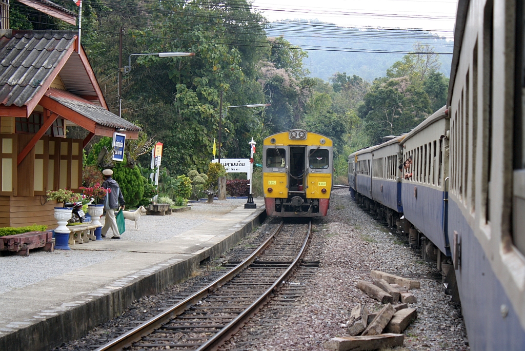 NKF 1262 (Tokyu, Fuji Heavy Industries and Nippon Sharyo, Bauj. 1985) am Schlu des ORD 408 (Chiang Mai - Nakhon Sawan) verlsst am 10.Jnner 2011 den Bf. Mae Tan Noi. Rechts der EXP 51 nach Chiang Mai.

