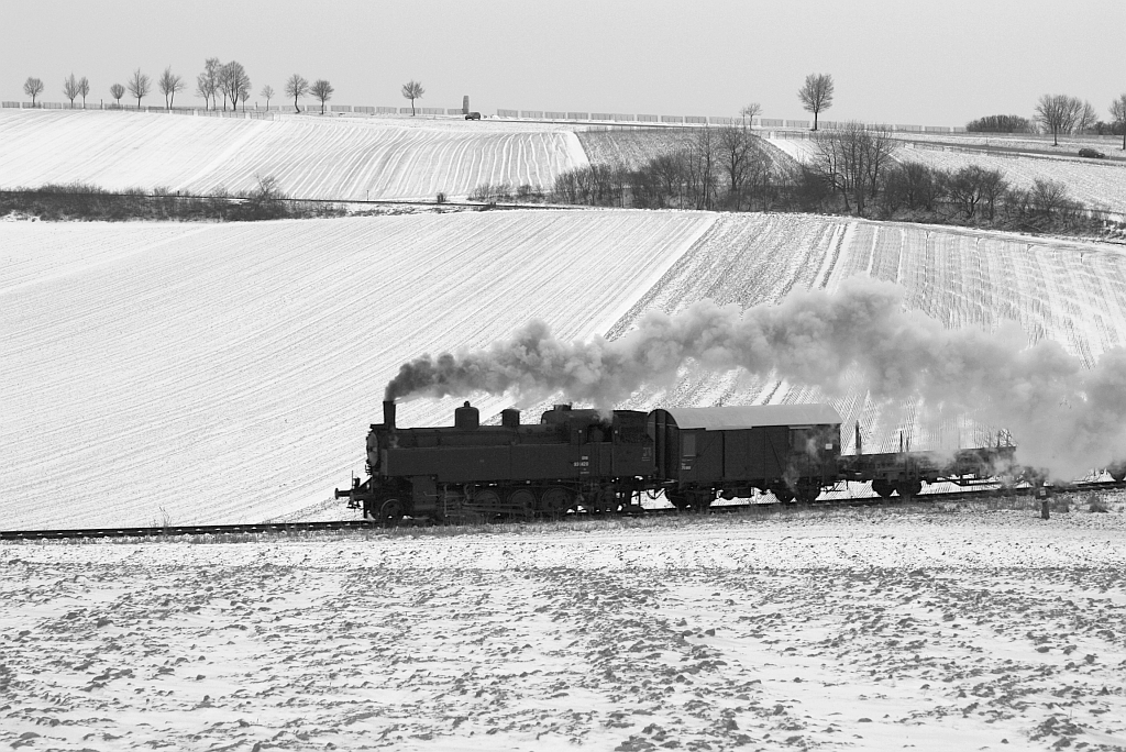 NLB 93.1420 als Nebenfahrt SGAG 14500 am 11.Februar 2013 im Kehrbogen nach dem Bf. Wrnitz-Hetzmannsdorf. 

