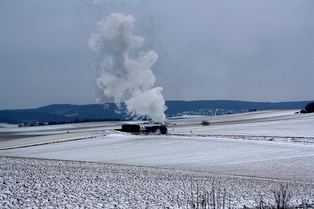 NLB 93.1420 als Nebenfahrt SGAG 14500 am 11.Februar 2013 zwischen Wrnitz-Hetzmannsdorf und Karnabrunn. 


