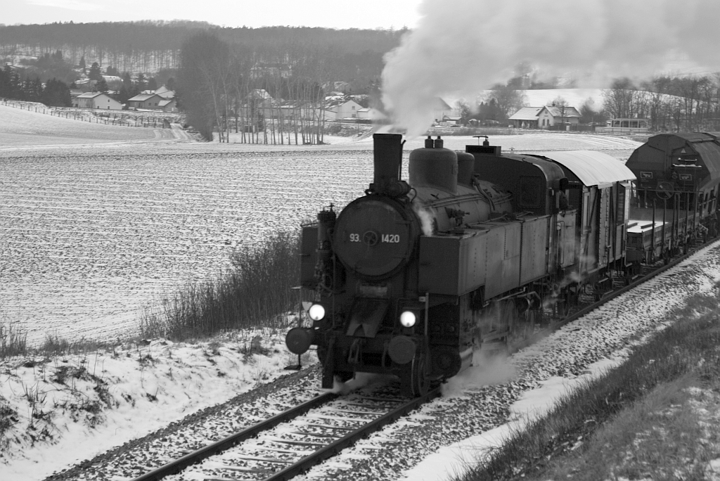 NLB 93.1420 als Nebenfahrt SGAG 14500 am 11.Februar 2013 kurz nach der Hst. Karnabrunn. 

