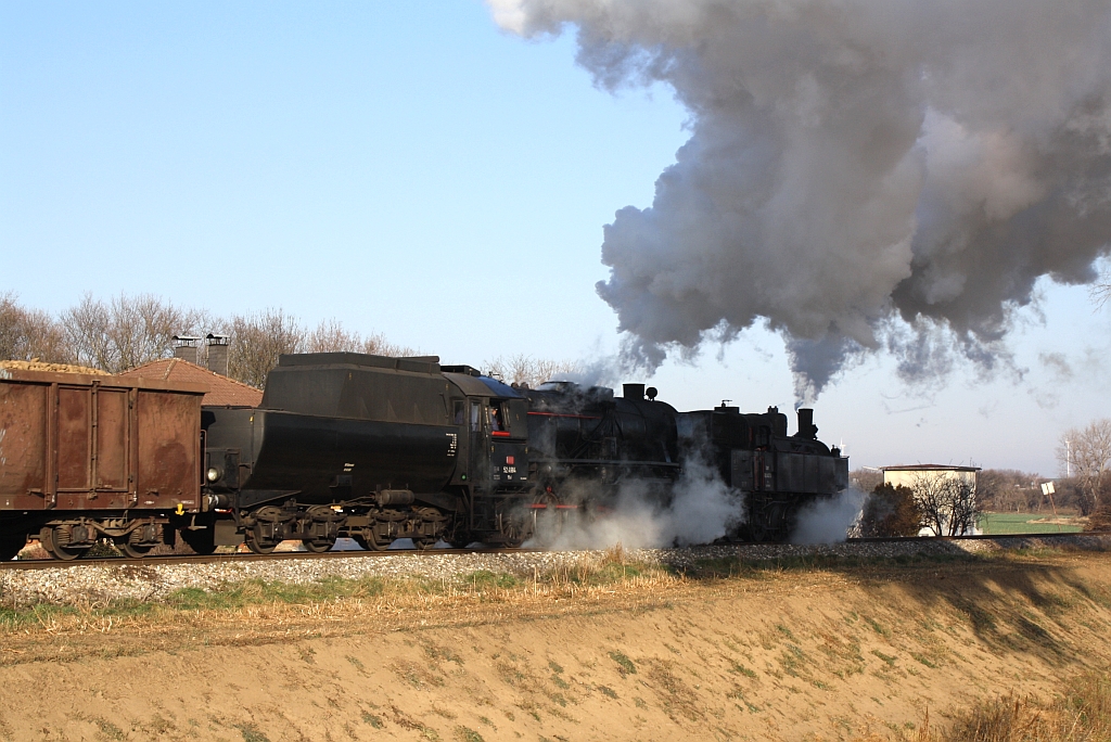 NLB 93.1420 als Vorspann der VdEA 52.4984 vor einem Rbenzug am 09.12.2012 bei der Ausfahrt aus dem Bf. Wilfersdorf-Hobersdorf. 

