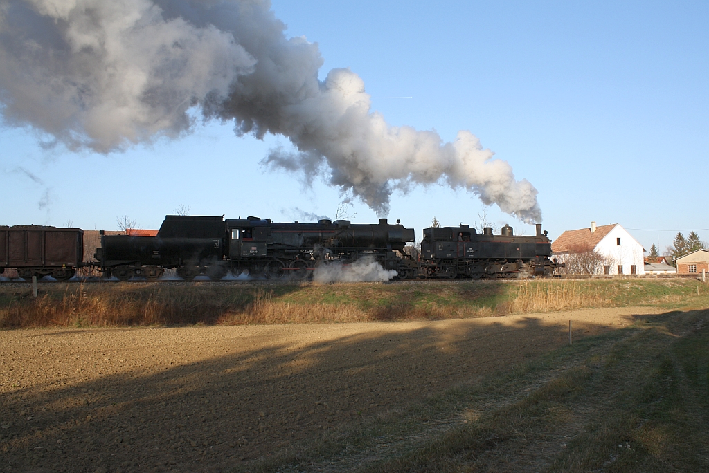 NLB 93.1420 als Vorspann der VdEA 52.4984 vor einem Rbenzug am 09.12.2012 kurz vor Ebersdorf.