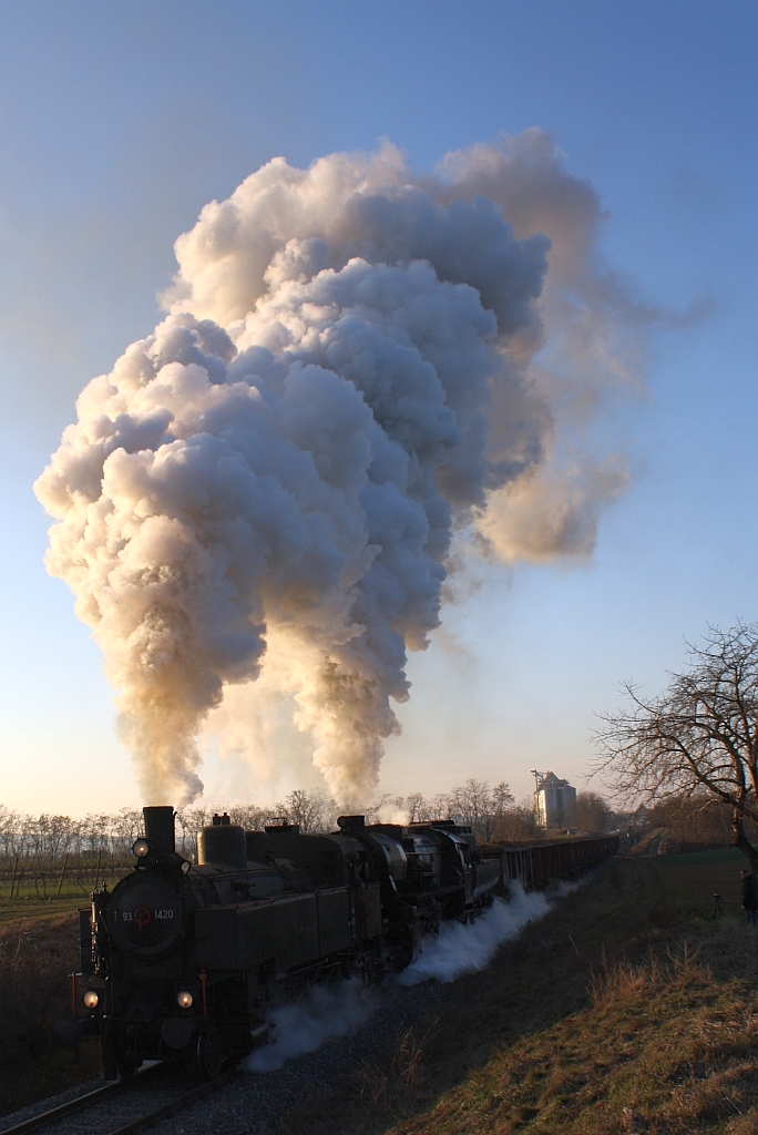 NLB 93.1420 als Vorspann der VdEA 52.4984 am 09.12.2012 mit einem Rbenzug in der Steigung nach dem Bf. Dobermannsdorf.