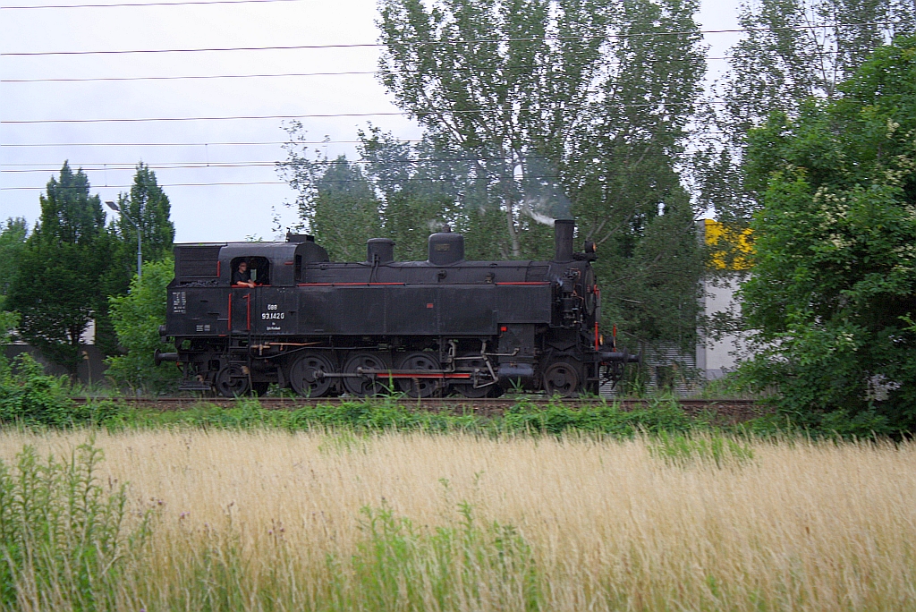 NLB 93.1420 am 23.Juni 2012 als SLZ 17045 (Mistelbach - Korneuburg) kurz nach der Hst. Strebersdorf.
