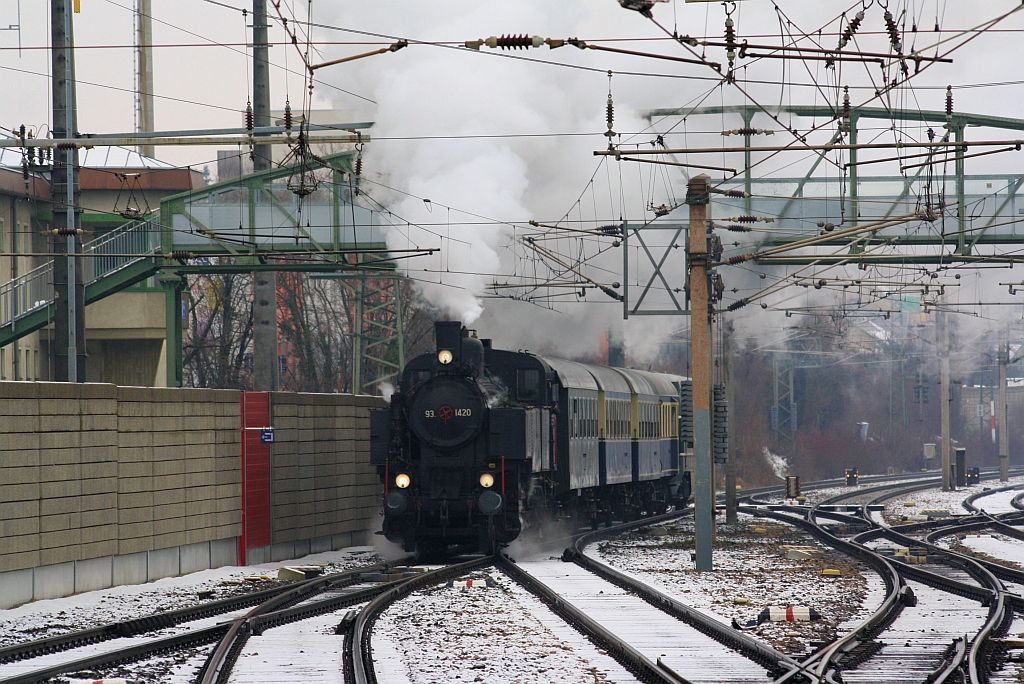 NLB 93.1420 am 31.Mrz 2013 mit dem SR 14573 bei der Einfahrt in den Bf. Liesing.