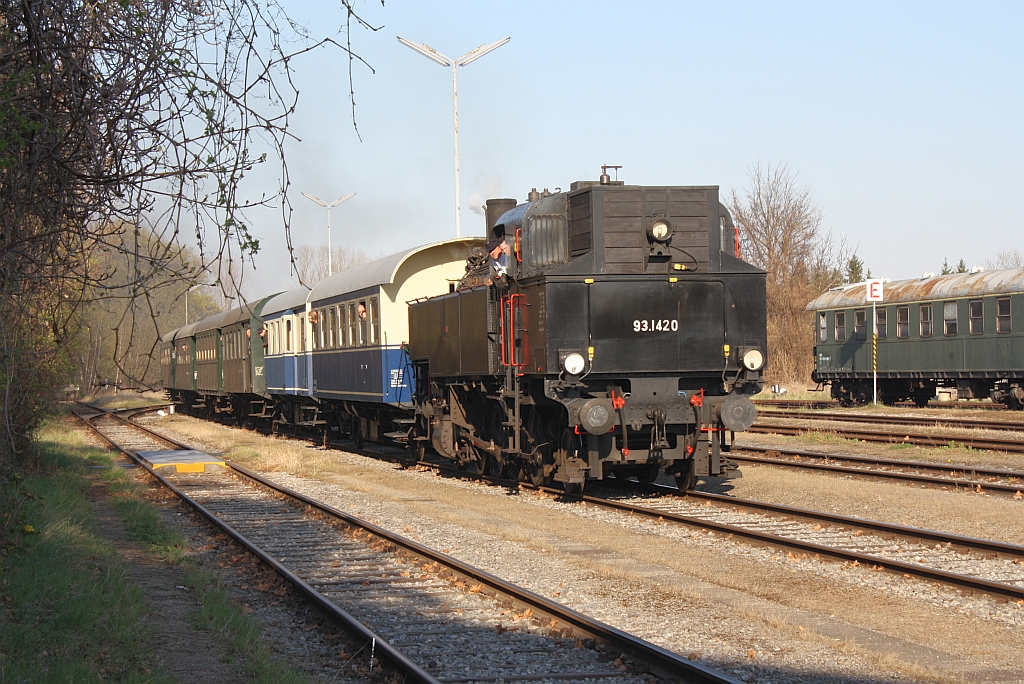 NLB 93.1420 fhrt am 09.April 2012 mit dem SR 14680 in Mistelbach LB ein.