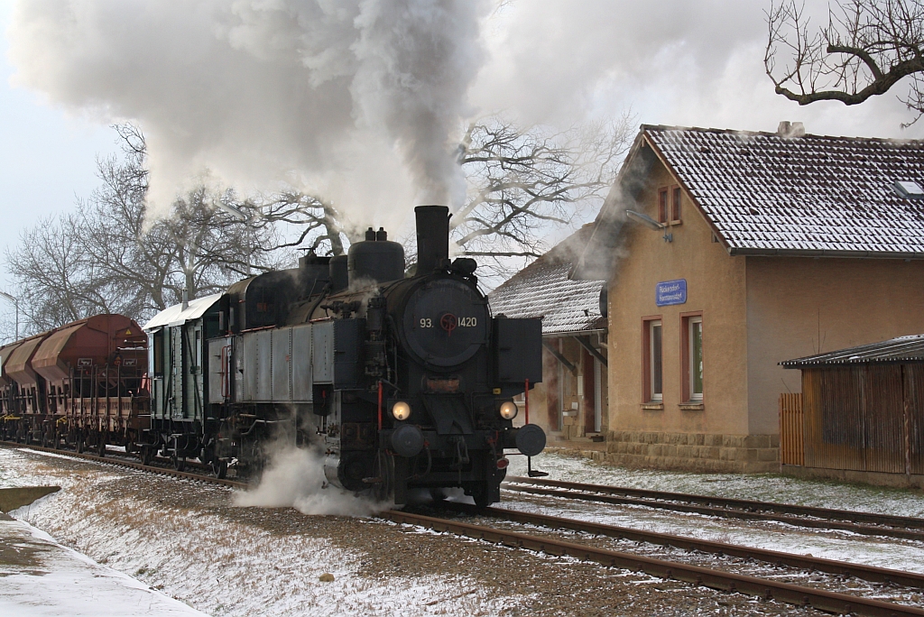 NLB 93.1420 fhrt als Nebenfahrt SGAG 14500 am 11.Februar 2013 durch den Bf. Rckersdorf-Harmannsdorf.
