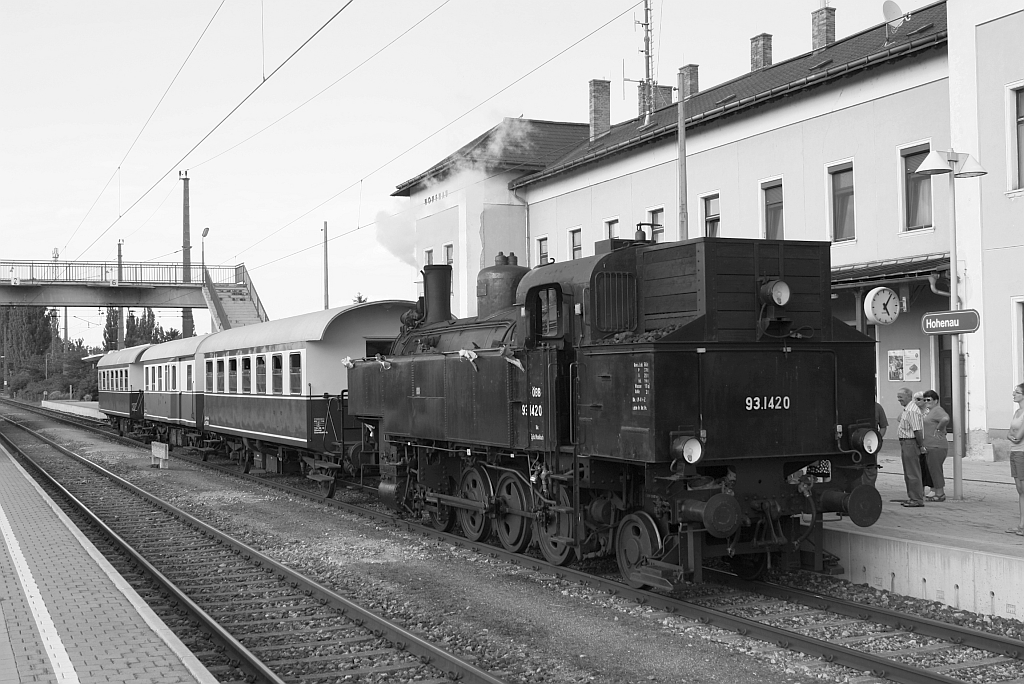 NLB 93.1420 mit dem SR 17314 am 20.Juli 2013 im Bf. Hohenau.