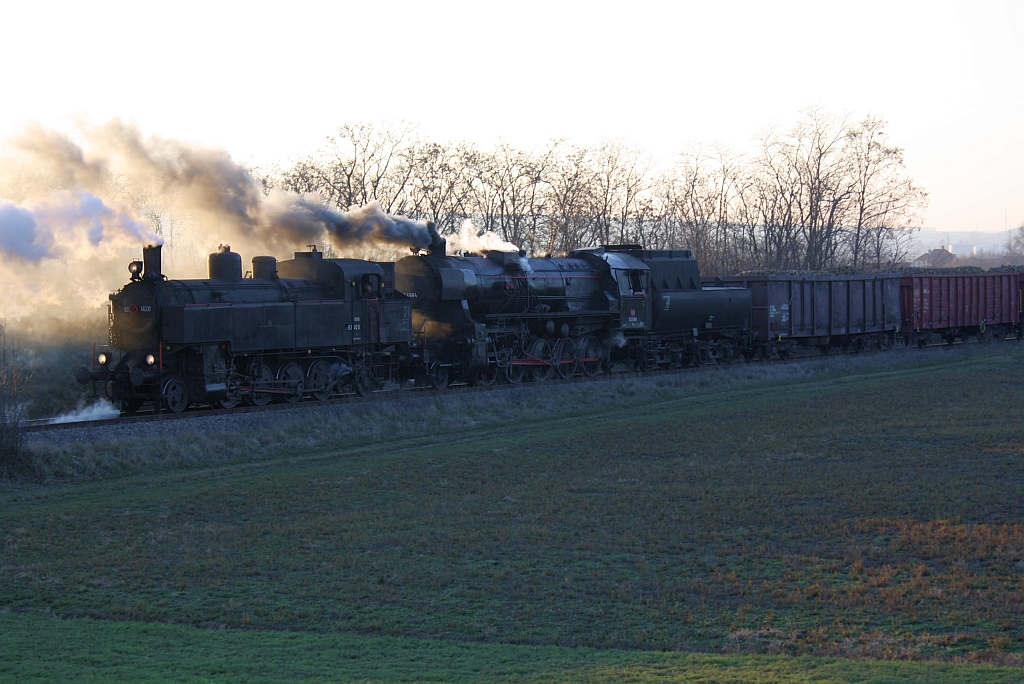 NLB 93.1420 und VdEA 52.4984 schieben am 09.12.2012 zur nchsten Scheinausfahrt aus dem Bf. Dobermannsdorf zurck.