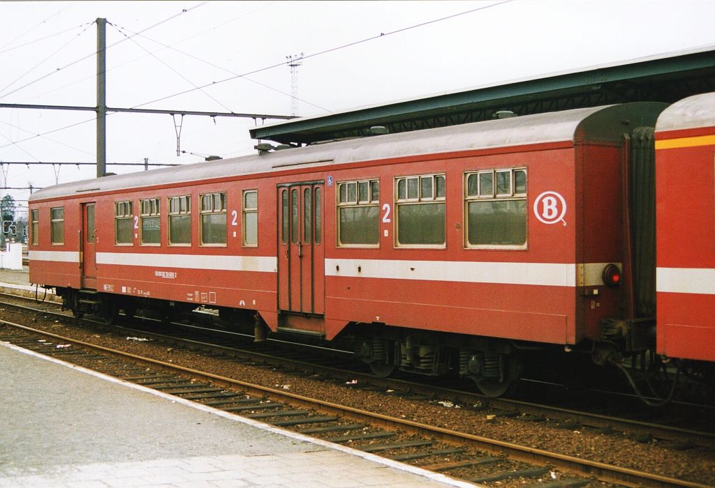 NMBS 2. Klasse Wagen M2 mit Nummer 50 88 82 48 660-2. Dendermonde Belgien 01-02-1994. Scan und Bild: Hans van der Sluis.