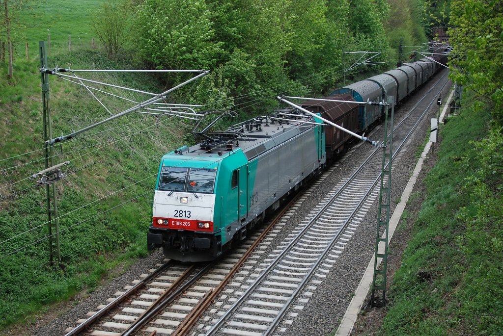 NMBS 2814 bei der Botselaar Tunnel in der Nahe von Reinartzkehl mit einem gemischter Guterzug richtung Aachen am 04/05/2010.