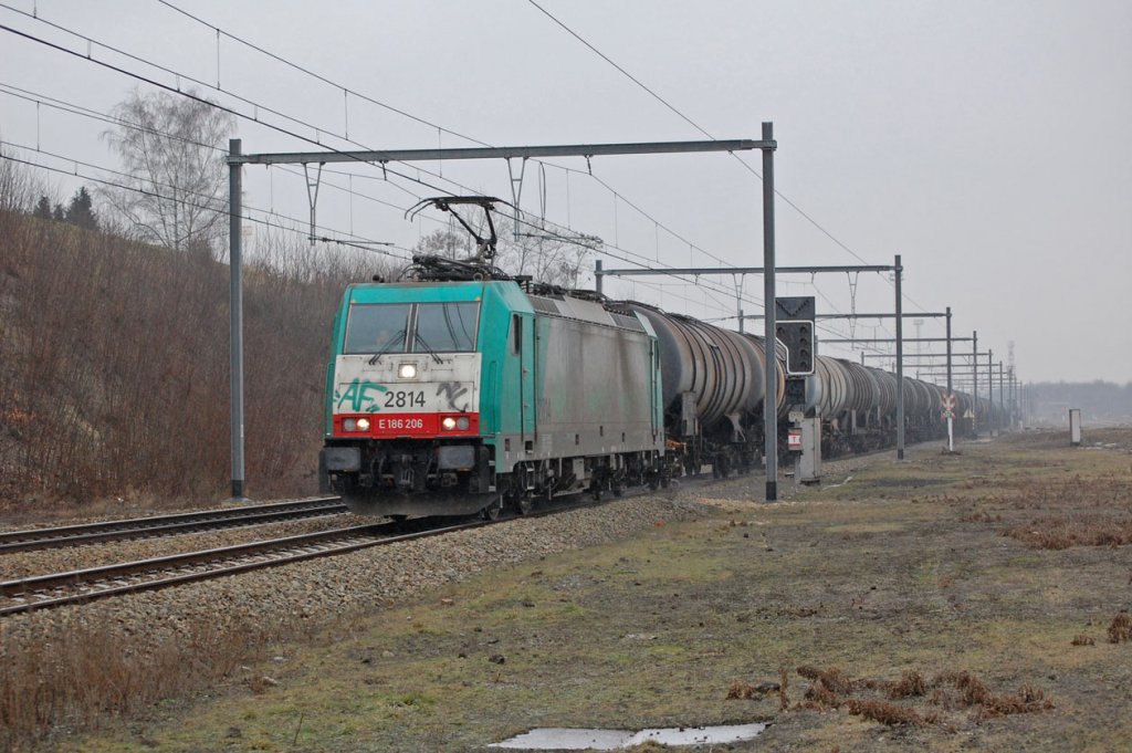 NMBS 2814 met keteltrein  Montzen Gare 09-02-2010.