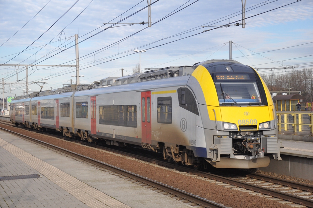 NMBS Desiro 08509 IR Noorderkempen-Antwerpen, aufgenommen 29/12/2012 in Bahnhof Antwerpen-Luchtbal
