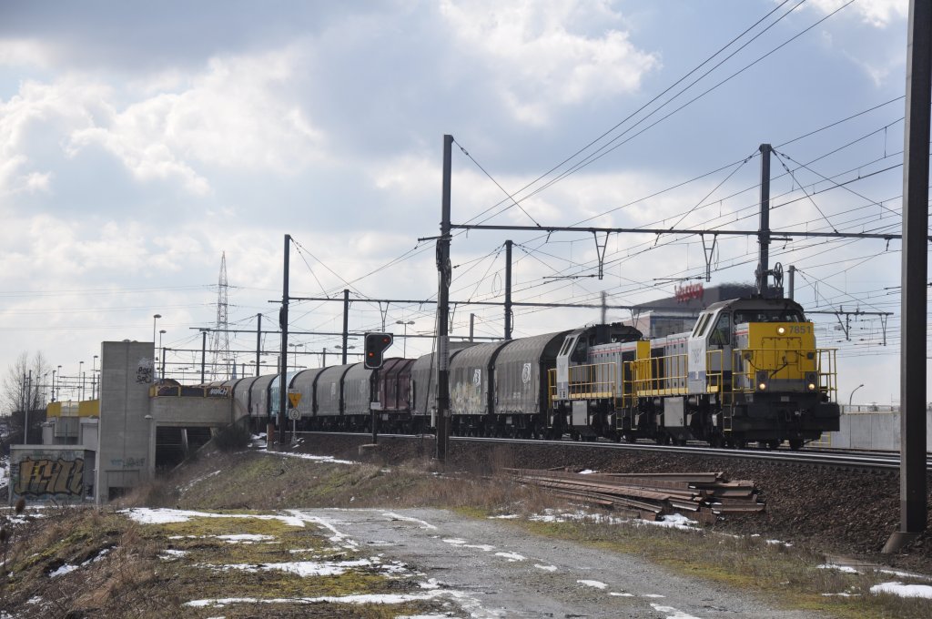 NMBS hld 7851 und 7807 mit Stahlzug, aufgenommen 14/03/2013 in Bahnhof Antwerpen-Luchtbal 

