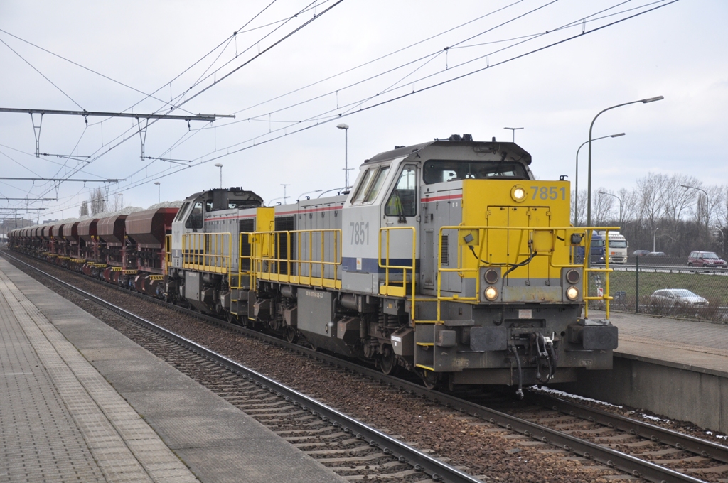 NMBS hld 7851 und 7807 mit Infrabel Schotterzug, aufgenommen 14/03/2013 in Bahnhof Antwerpen-Luchtbal 

