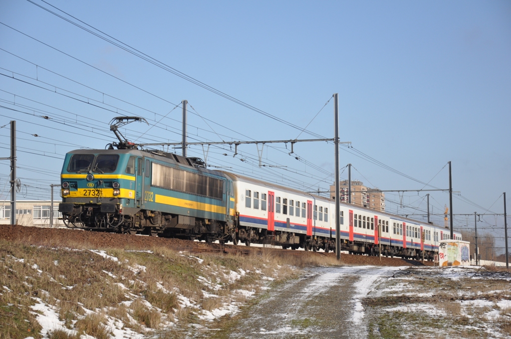 NMBS hle 2732 mit ein Entlastungszug, aufgenommen 14/03/2013 in Bahnhof Antwerpen-Luchtbal