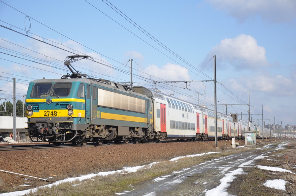 NMBS hle 2748 mit Doppelstockzug und zweite Garnitur mit hle 2754, aufgenommen 14/03/2013 in Bahnhof Antwerpen-Luchtbal