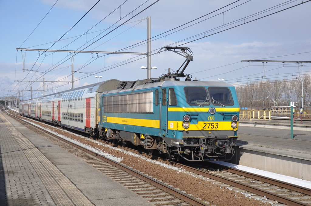 NMBS hle 2753 mit Doppelstockzug, aufgenommen 14/03/2013 in Bahnhof Antwerpen-Luchtbal
