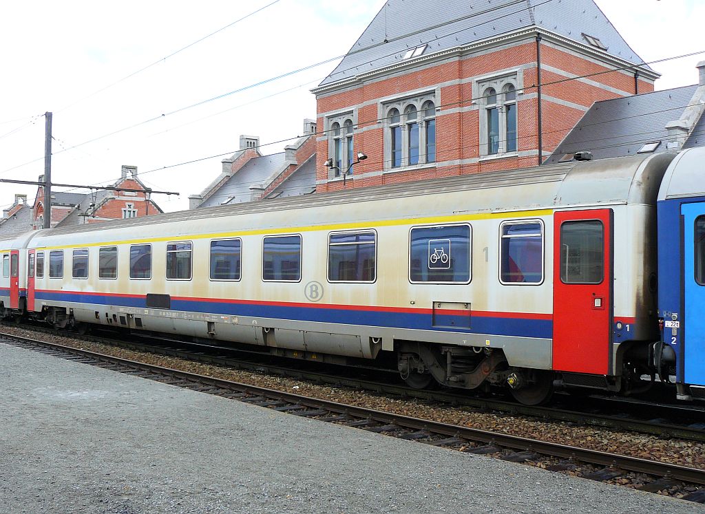 NMBS I10 IC Wagen 1. Klasse mit Nummer 61 88 19-70 607-7.  Ath, Belgien 11-05-2013.