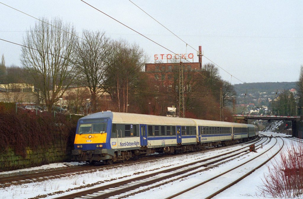 NOB-Garnitur und ein ABomz der Press geschoben von 185-CL 003 als RE13 fr die Eurobahn auf dem Weg nach Mnchengladbach. Wuppertal - Sonnborn 4.2.2010