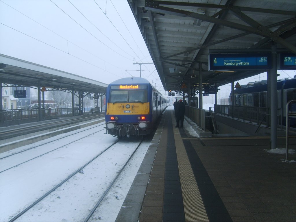 NOB Steuerwagen bei der Ausfahrt aus Itzehoe nach Hamburg Altona am 30.12.2010. Lustig Zugzielanzeiger zeigt Westerland