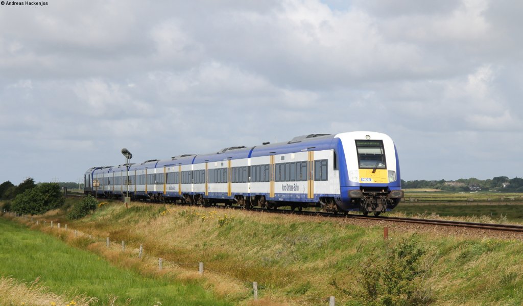 NOB81717 (Westerland(Sylt)-Hamburg Altona) mit Schublok DE 2000 01 bei Morsum 7.8.12