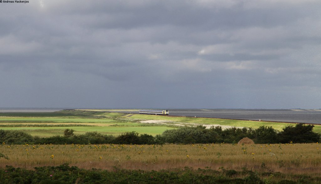 NOB81729 (Westerland(Sylt)-Hamburg Altona) mit Schublok 223 *** auf dem Hindenburgdamm 7.8.12