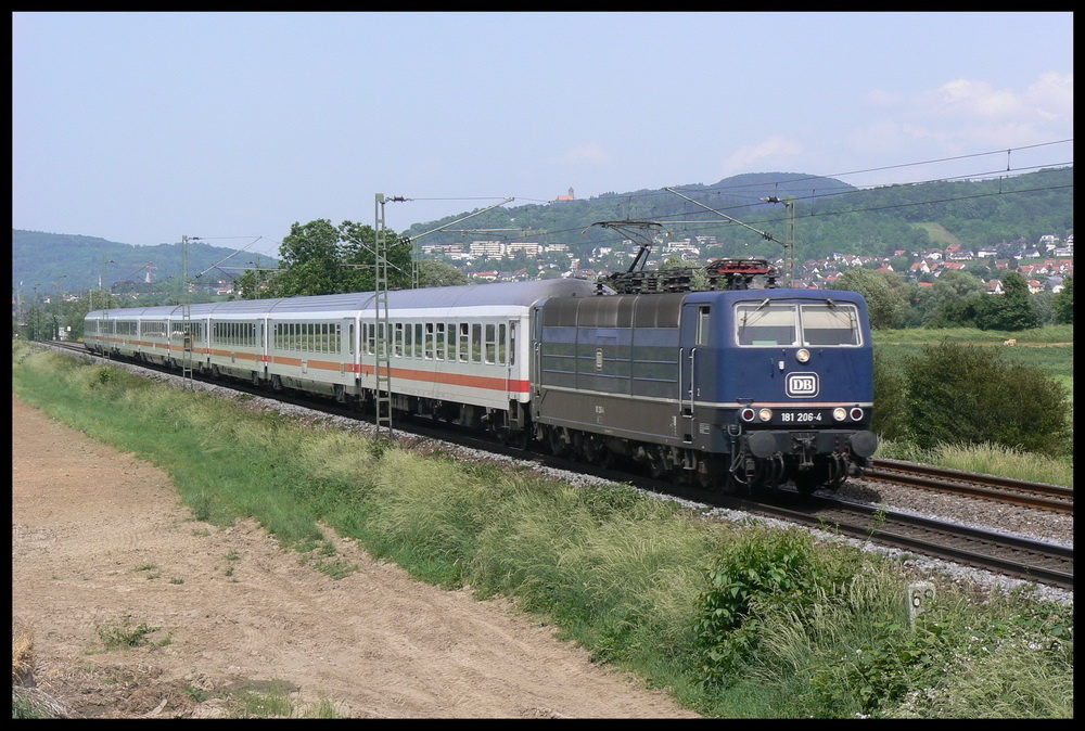 Noch 2 Wochen, dann ist der EC-Verkehr zwischen Frankfurt und Saarbrcken Geschichte. Die 181 206 im Planeinsatz ist ja schon lange Geschichte, hier zieht sie am 25.5.2007 den EC 56, aufgenommen bei Grosachsen-Heddesheim.
