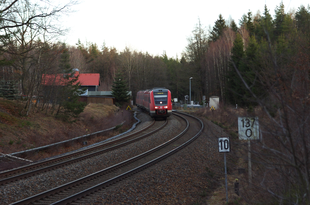 Noch 20 Minuten bis zum Sonnenuntergang. 

612 129 und ein weiterer 612er sind als RE Nrnberg - Dresden durch das Vogtland unterwegs.
Hier passieren sie den B KM 137.1 bei Kornbach.
29.12.2012