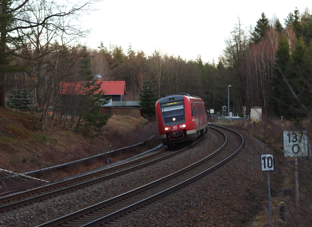 Noch 20 Minuten bis zum Sonnenuntergang II

612 129 und ein weiterer 612er sind als RE Nrnberg - Dresden durch das Vogtland unterwegs.
Hier passieren sie den B KM 137.1 bei Kornbach.
29.12.2012