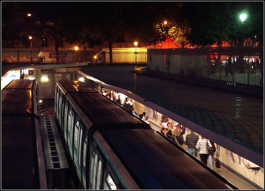 Noch alles offen: die Pariser Metrostation  Bastille  nachts um halb zwlf - im Juli 2009