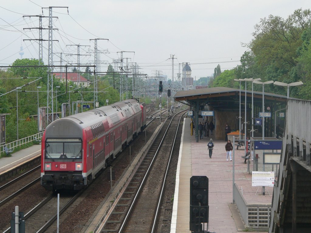 Noch alltglich, bald Vergangenheit - Airport-Express RE7 nach Rosslau (Elbe) - mit Ex-DR-Doppelstockwagen. 7.5.2010