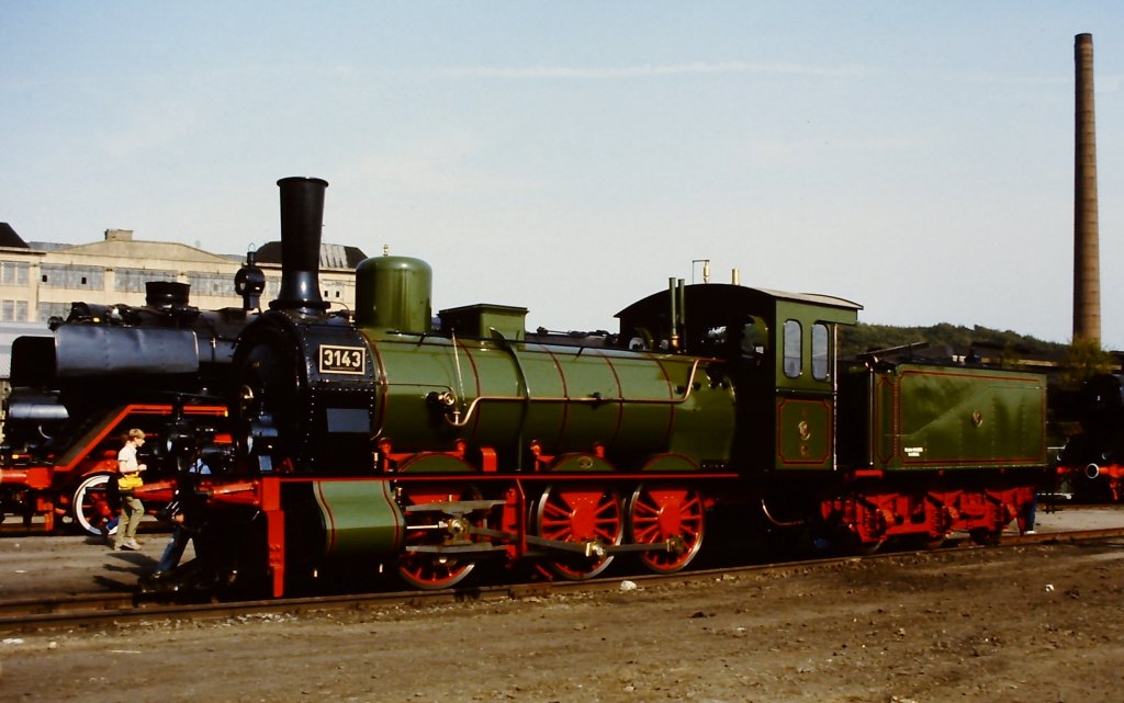 Noch aus dem 19. Jahrhundert stammt die auf der Fahrzeugschau vom 3. bis 13. Oktober 1985 in Bochum-Dahlhausen in Lnderbahnfarben gezeigte Gterzuglokomotive 3143 der KpEV (Typ G 3, spter Baureihe 53).