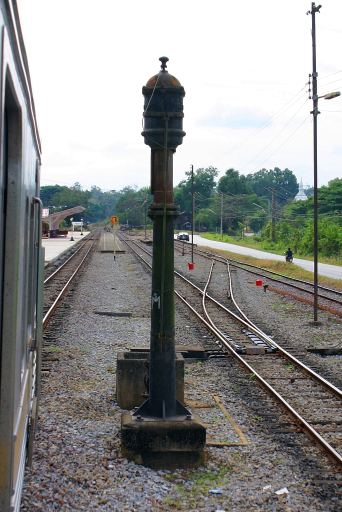 Noch aus der Zeit, als die Northern Line gebaut wurde stammt dieser deutsche Wasserkran im Bf. Mae Mo. Aufgenommen am 08.J�nner 2011, Ansicht aus Richtung Bangkok.

