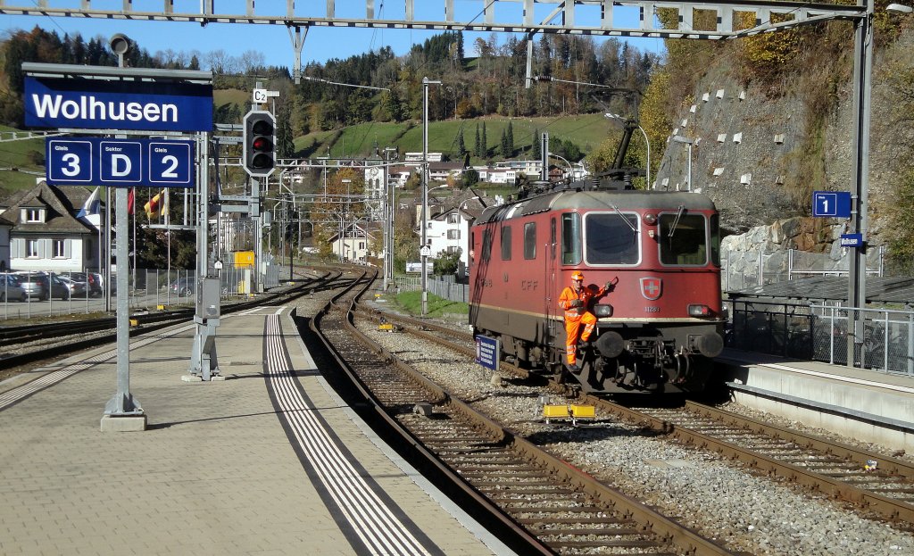 Noch-Bedienpunkt: Die Re 4/4  11289 ist am 05.11.12 in Wolhusen mit Manverieren beschftigt. Leider wird auch dieser Bahnhof von SBB Cargo ab Fahrplanwechsel nicht mehr bedient.