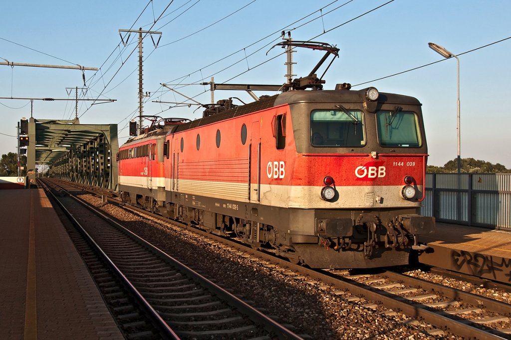 Noch bevor der Schatten l�nger wurde, konnten 1144 039 und 1142 als Lz in Wien Praterkai, Fahrtrichtung Wien Simmering abgelichtet werden. Die Aufnahme entstand am 26.08.2011.