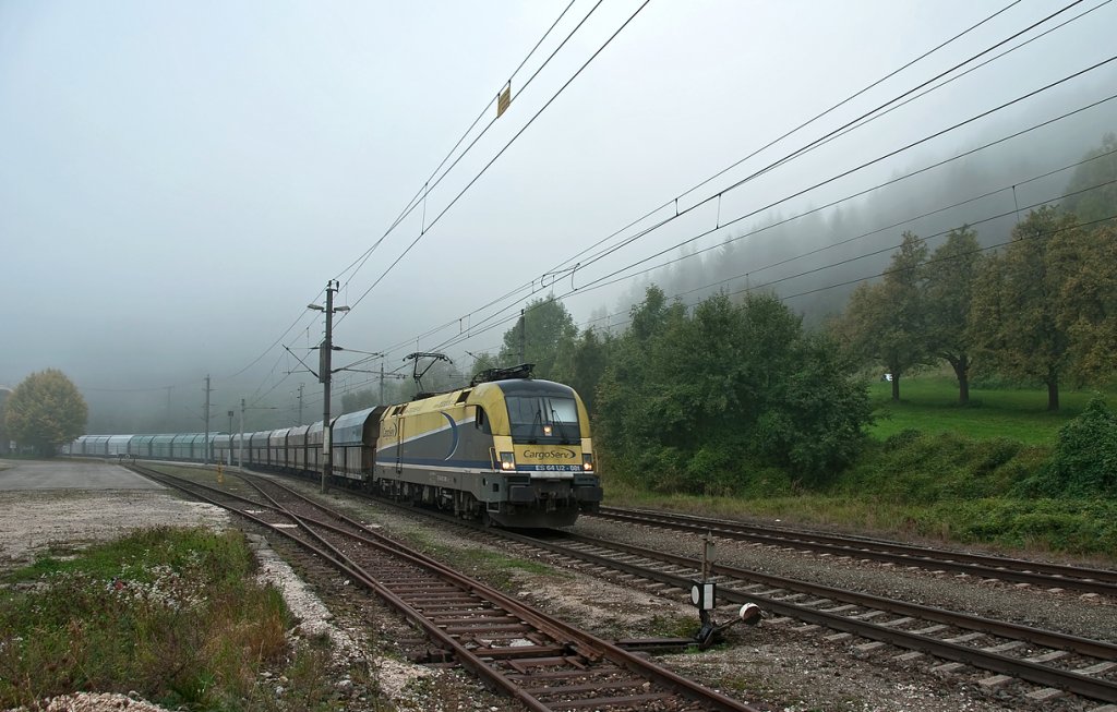 Noch bevor sich der Nebel gelichtet hat, war ES 64 U2 - 081 Richtung Linz unterwegs. Die Aufnahme entstand am 04.10.2010, kurz nach dem Bahnhof Klaus an der Pyhrnbahn.