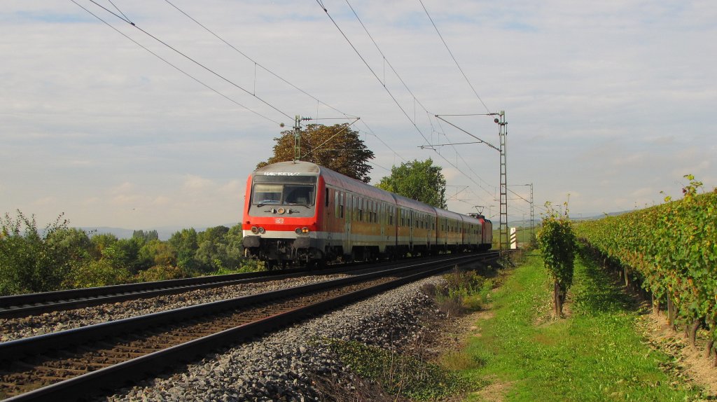 Noch bis 11.12.2010 fahren die RB´s und RE´s zwischen Frankfurt, Wiesbaden und Koblenz mit DB Wagenmaterial, bevor sie von den VIAS Flirt´s als SE auf der neuen  RheingauLinie  abgelst werden. Hier RE 15419 von Koblenz Hbf nach Frankfurt (M) Hbf, bei Erbach (Rheingau); 06.10.2010